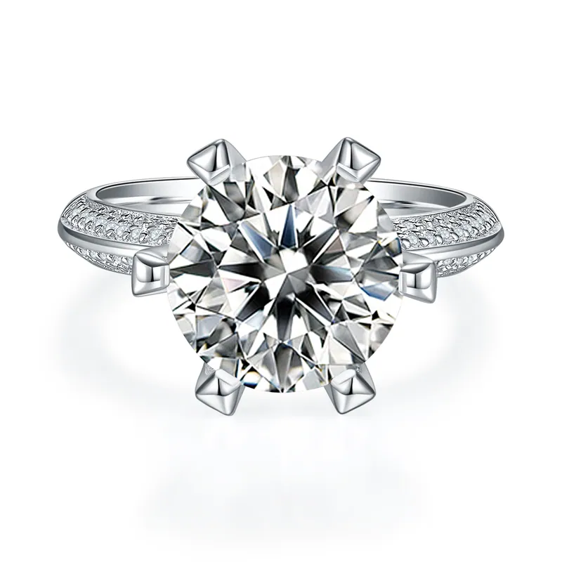 Women's ring with a single round 5ct stone
